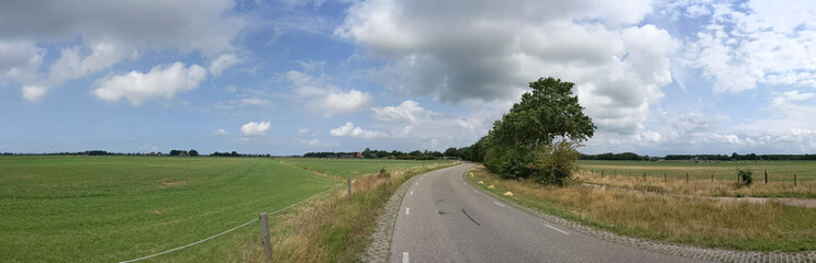 Fototapeta na wymiar Road from Bakhuizen to Hemelum in Friesland