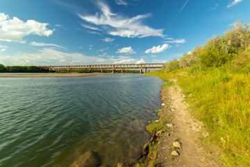 Obraz premium Train bridge over the South Saskatchewan River Saskatoon Saskatchewan Canada