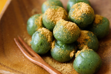 -よもぎ団子きなこがけ