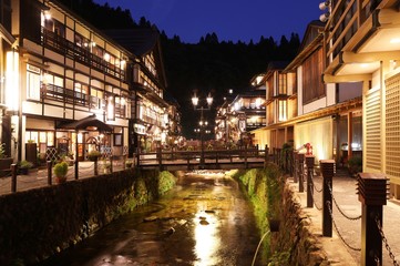 Fototapeta premium 夏の銀山温泉の夜景