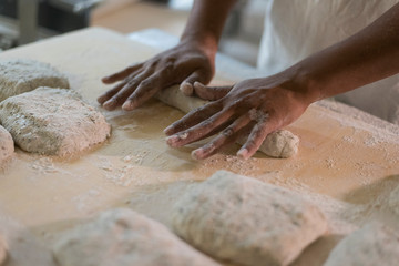 Obraz na płótnie Canvas artesano panadero en la panadería artesanal pan