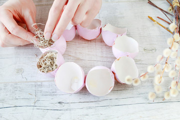 How to make Easter table decoration with egg shells, spanish moss and catkins