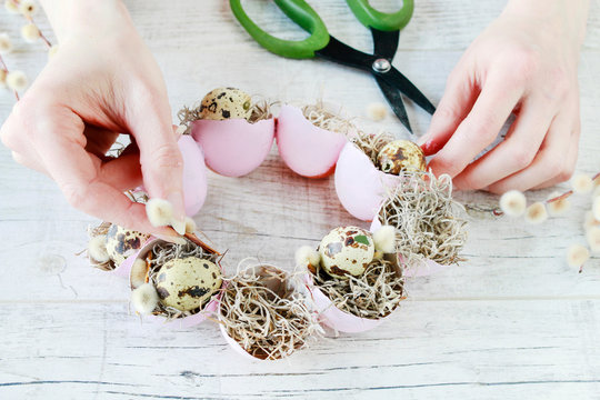 How to make Easter table decoration with egg shells, spanish moss and catkins