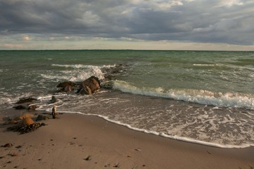 Fototapeta na wymiar groyne with waves by the Baltic sea 