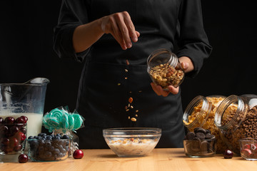 It overwhelms breakfast with nuts and cereals, freezing in motion. Cooking breakfast cereals, granules, breakfast cereals, cereals, berries of a cherry, and blueberries, sweet cookies. For instagram