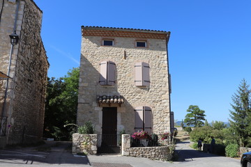 Fototapeta na wymiar Façade de maison typique en pierre - Village de Mirmande dans le département de la Drôme
