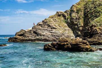 Fototapeta na wymiar rocas sobre el mar