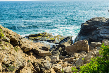 Piedras a la orilla del mar