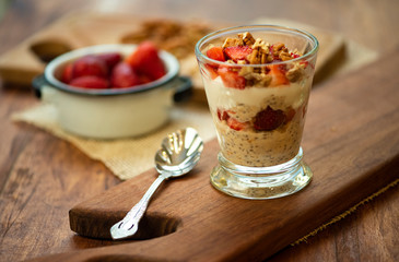vaso de avena yogurt y frutos rojos desayuno saludable
