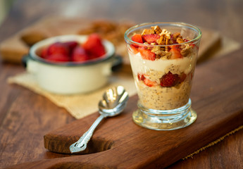 vaso de avena yogurt y frutos rojos desayuno saludable