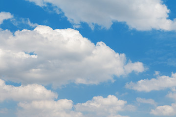 Obraz premium White clouds in the blue sky. Natural background
