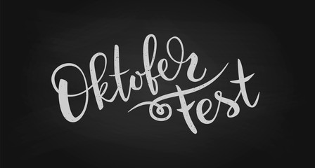 Obraz premium Oktoberfest typography title vector design for banner and poster. Oktoberfest handwritten lettering header. Design template event celebration. Beer Bavarian Festival banner. Chalk logotype.