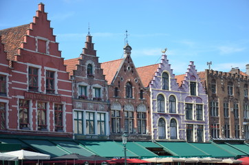 Fototapeta na wymiar Grand Place de Bruges - maisons à pignons étagés typiques