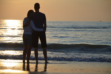 Fototapeta premium Couple amoureux devant un couché de soleil sur la plage