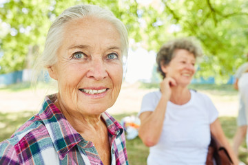 Glückliche Senior Frau im Ruhestand