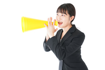 メガフォンで応援をするスーツを着たビジネスウーマン