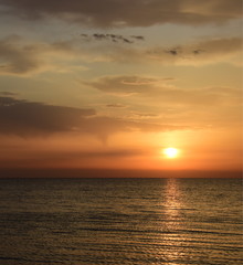 Fototapeta na wymiar Sonnenaufgang am Meer - faszinierendes Wolkenspiel