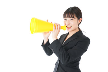 メガフォンで応援をするスーツを着たビジネスウーマン