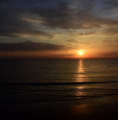 Sonnenaufgang am Meer - faszinierendes Wolkenspiel