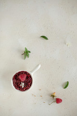 Domowa konfitura  malinowa na jasnym tle © Aga