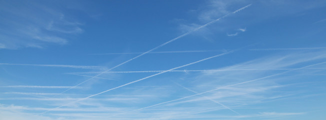 Trainées d'avions dans le ciel	