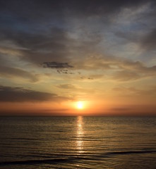 Obraz premium Sonnenaufgang über dem Meer nach einer Gewitternacht