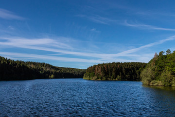 Zillierbachstausee im Hintergrund Wald und blauer Himmel