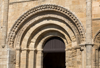 Fototapeta na wymiar Entrance and portal at the Collegiale church of Saint Emilion, France