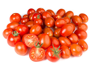 tomates cocktail bio en vrac isolé sur fond blanc