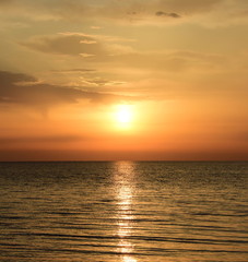 Sonnenaufgang am Meer - faszinierendes Wolkenspiel