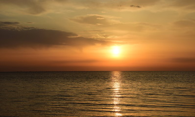 Sonnenaufgang am Meer - faszinierendes Wolkenspiel