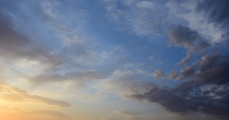 Naklejka na ściany i meble Hintergrund - Himmel mit Wolken bei Sonnenaufgang