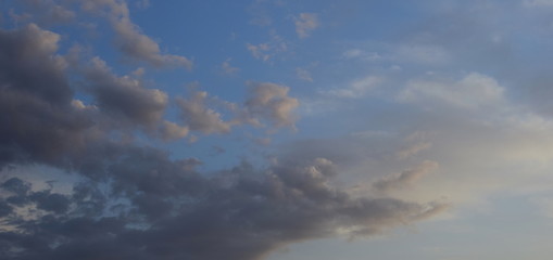 Wolkenstimmung am frühen Morgen über dem Meer