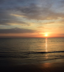 Fototapeta na wymiar Sonnenaufgang über dem Meer nach einer Gewitternacht