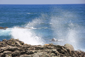 室戸岬の風景/岩場に打ち付ける白波(高知県)