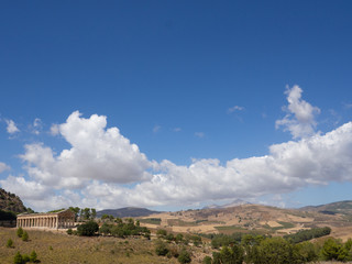 Obraz premium 5th century Doric temple at Segesta, Sicily, Italy, showing the isolated temple in the landscape