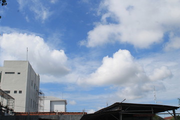 Obraz premium building with blue sky and clouds