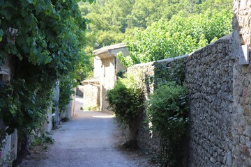 Ruelle typique pavée  - Village de Mirmande dans le département de la Drôme