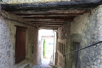 Fototapeta na wymiar Ruelle typique pavée - Village de Mirmande dans le département de la Drôme