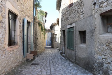 Fototapeta na wymiar Ruelle typique pavée - Village de Mirmande dans le département de la Drôme