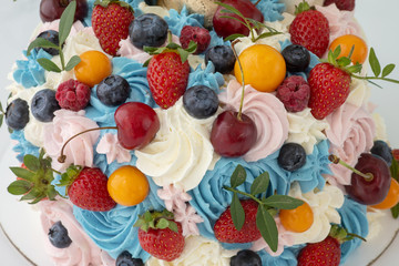 Cake with cream of mascarpone and fresh berries