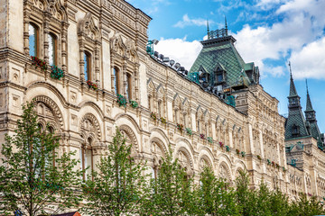 Obraz premium The beautiful wall of the main department store of Moscow, a historical building. Against the background of blue sky.