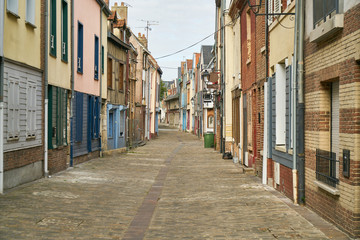 Obraz na płótnie Canvas Bunte Häuser neben Gasse in Altstadt von Amiens
