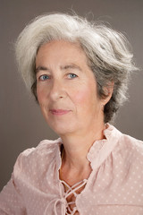 Portrait femme senior 55 ans cheveux gris