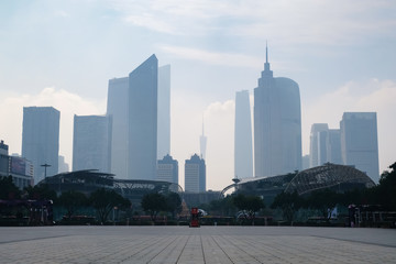 中国 広州 大気汚染で霞んだ街