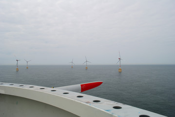Fototapeta na wymiar Windpark Offshore Energie Windkraftanlagenbau 