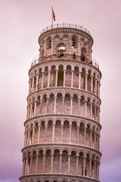 Torre inclinada de Pissa con cielo magenta
