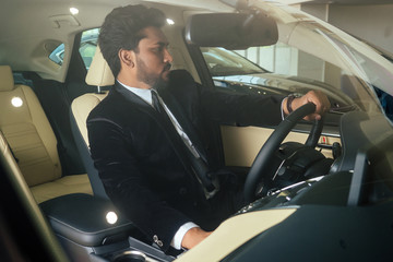 Obraz premium Rich indian businessman in formal wear drive car