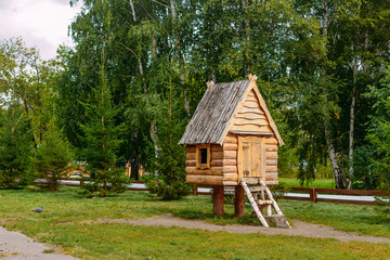 Fototapeta na wymiar wooden hut in the woods