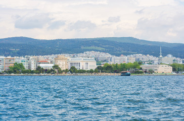 Fototapeta na wymiar Cityscape, view of the a White Tower in the center Thessaloniki near the sea